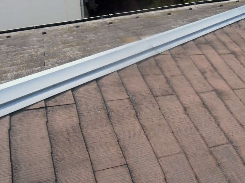 カバー工法に適した凹凸の少ない素材の屋根