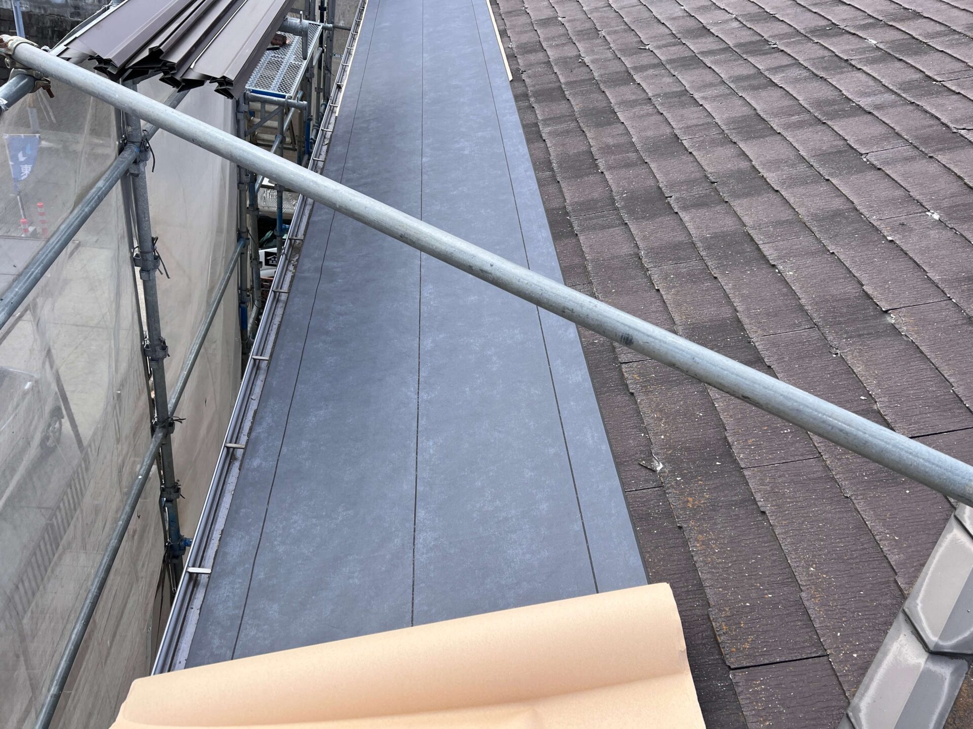 スレート屋根のカバー工法リフォーム、防水シート施工