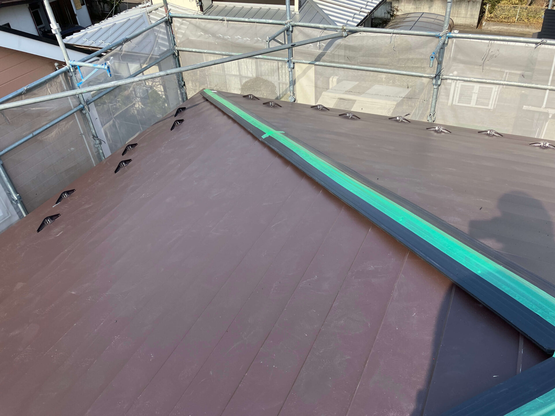 スレート屋根のカバー工法リフォーム、棟下地材取り付け