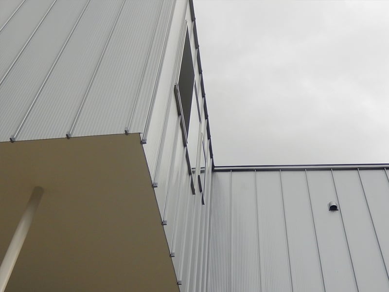 ガルバリウム鋼板の白い外壁