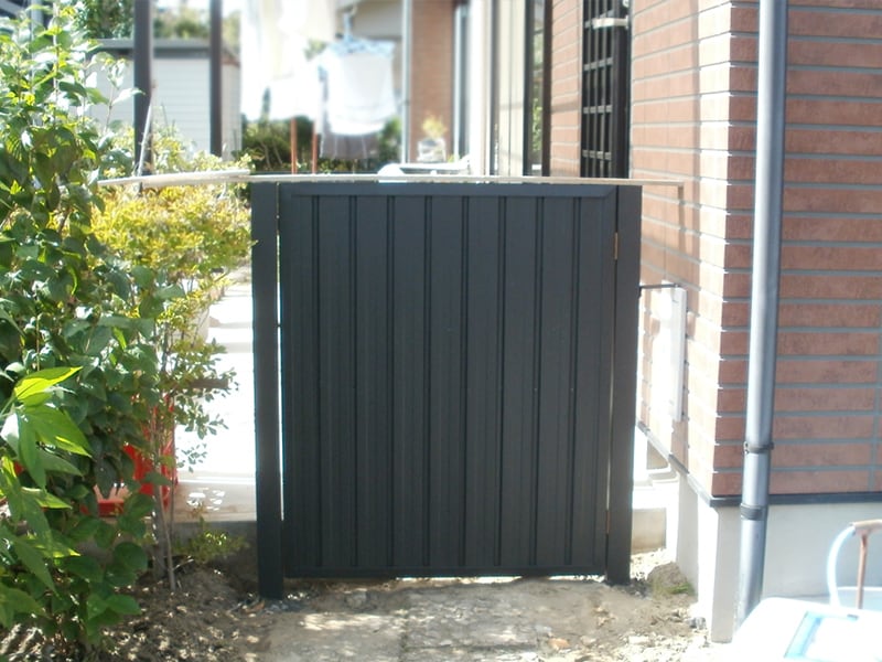 庭戸の柱のガルバリウム鋼板のリフォーム
