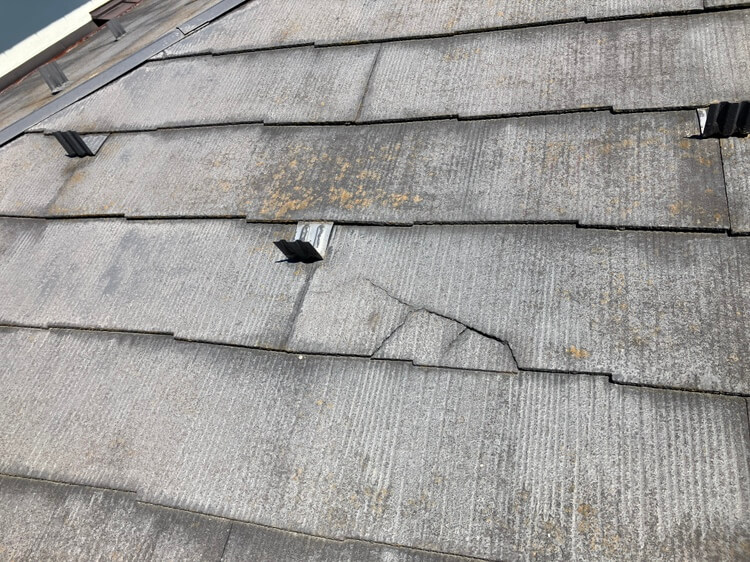 スレート屋根のひび割れ部分１