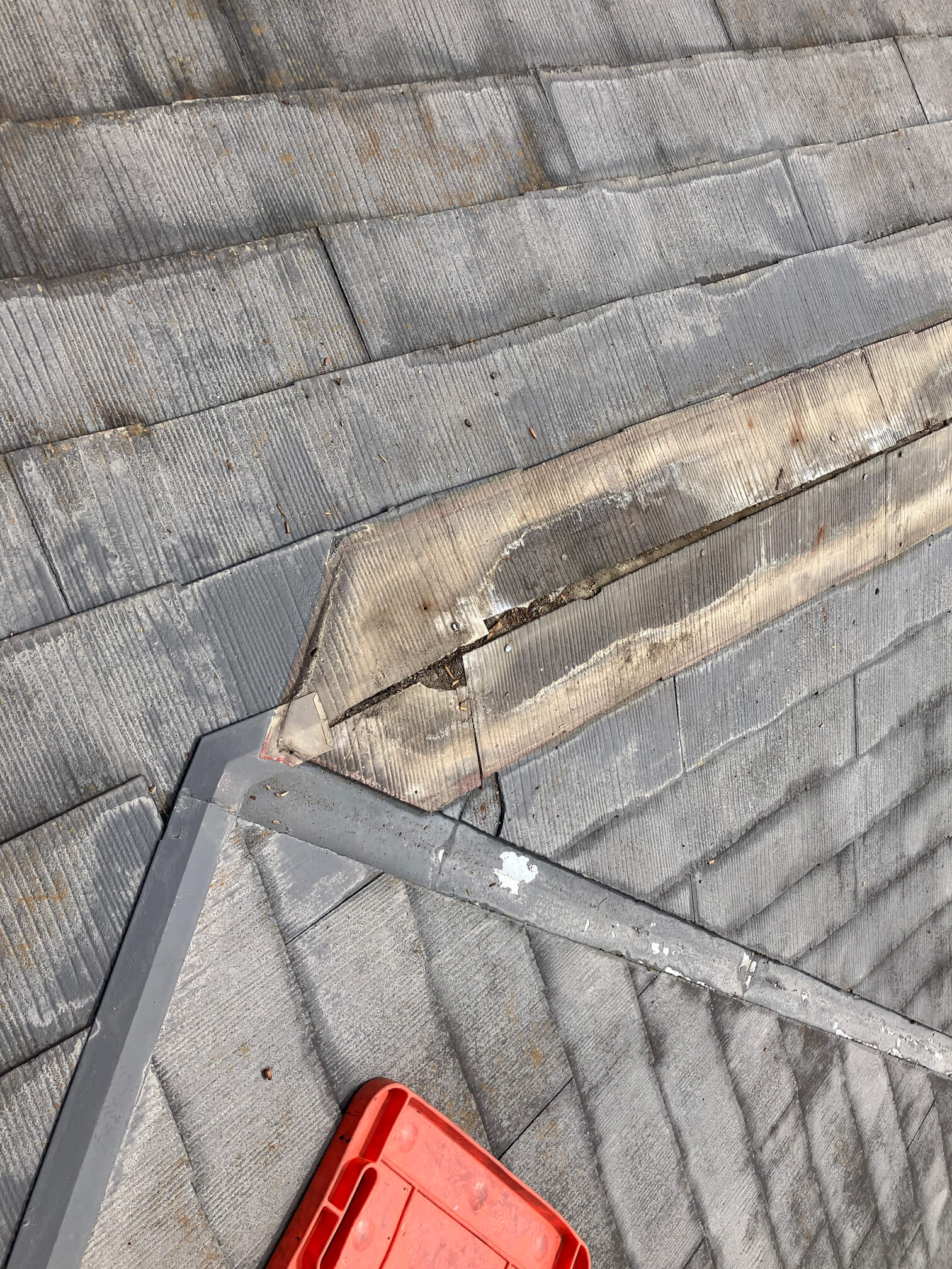 既存棟板金撤去後の屋根材のひび割れと腐食