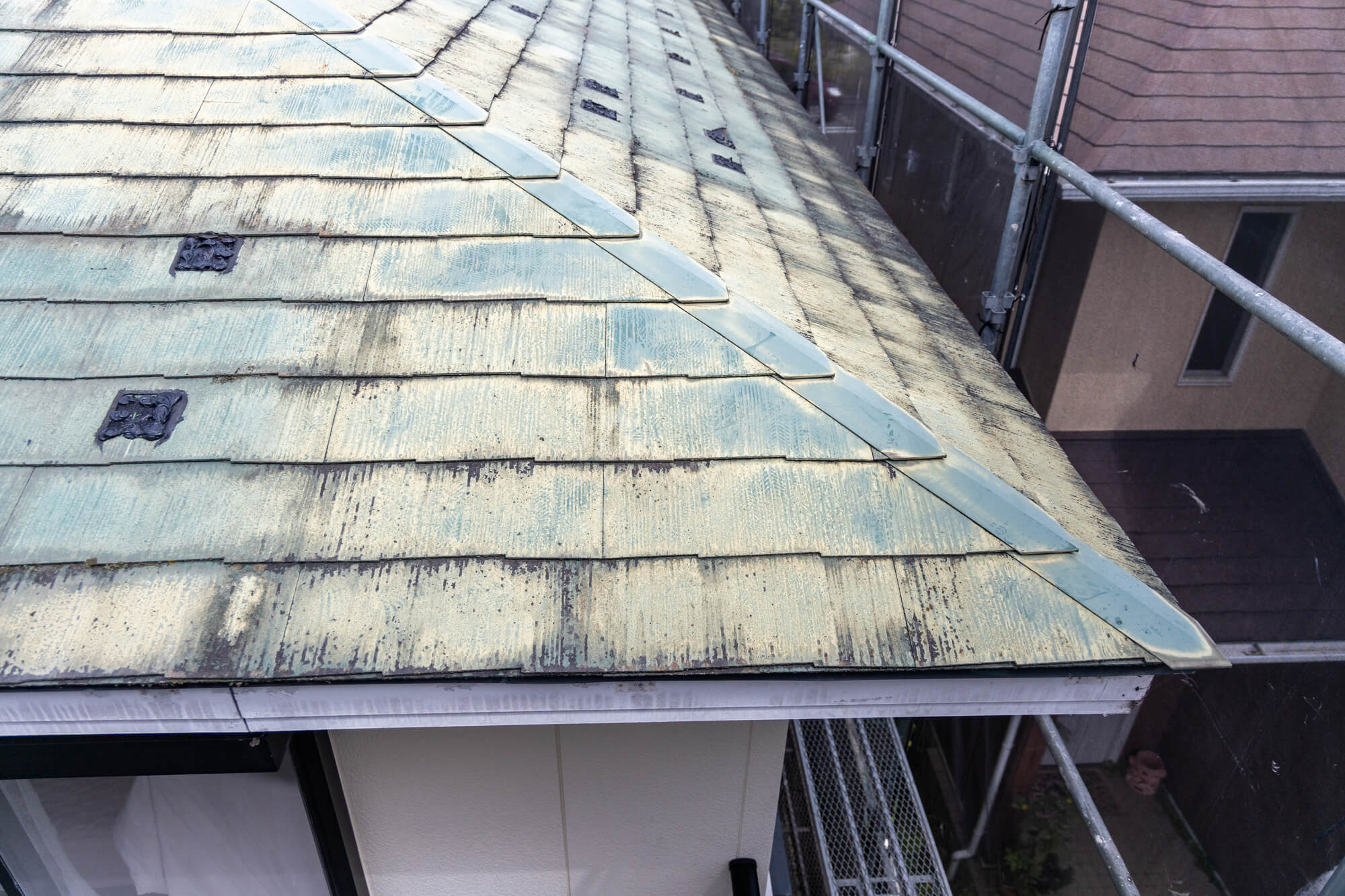屋根の補修方法（全面補修と部分補修）
