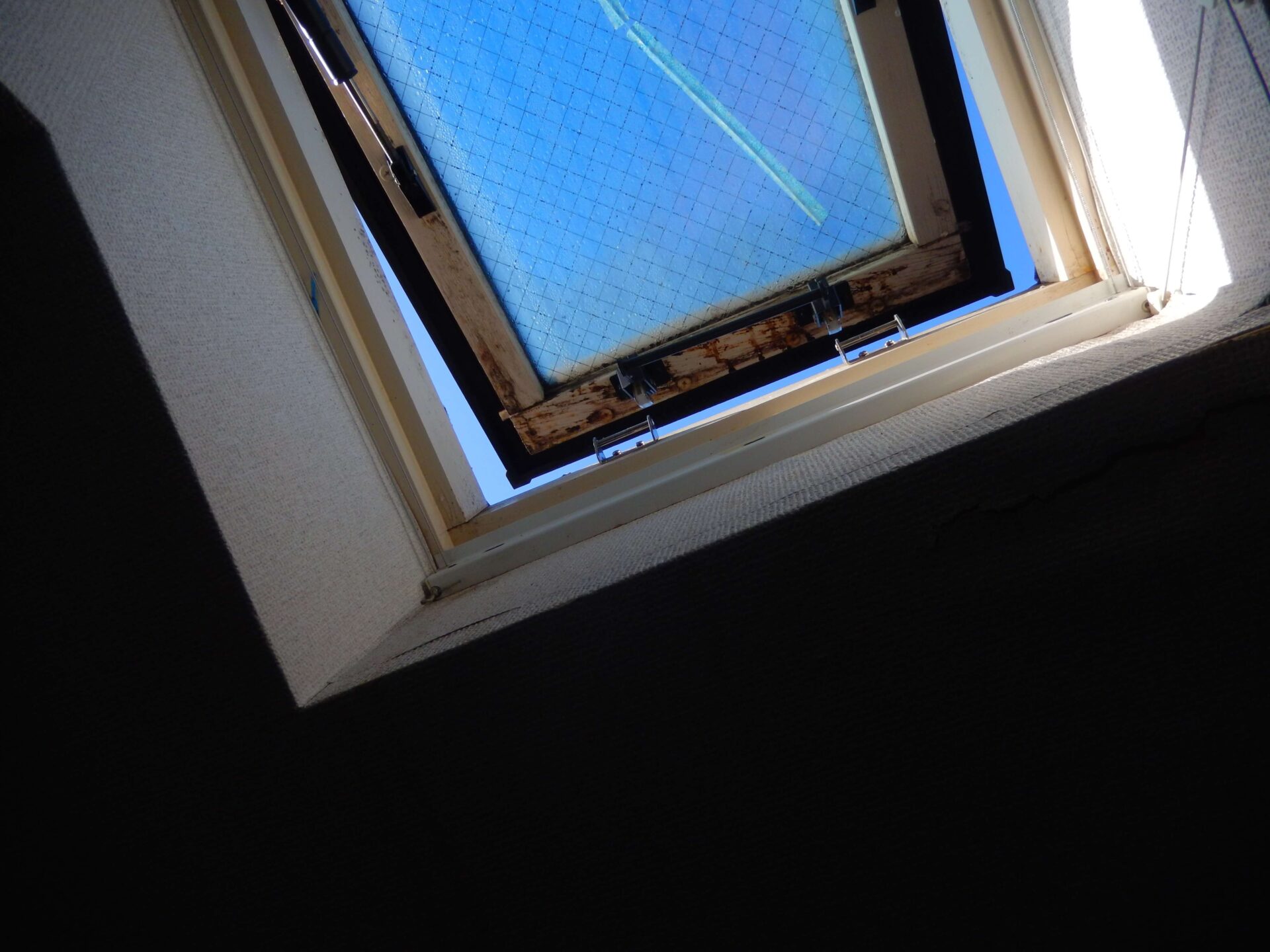 室内側から見た、漏水している天窓