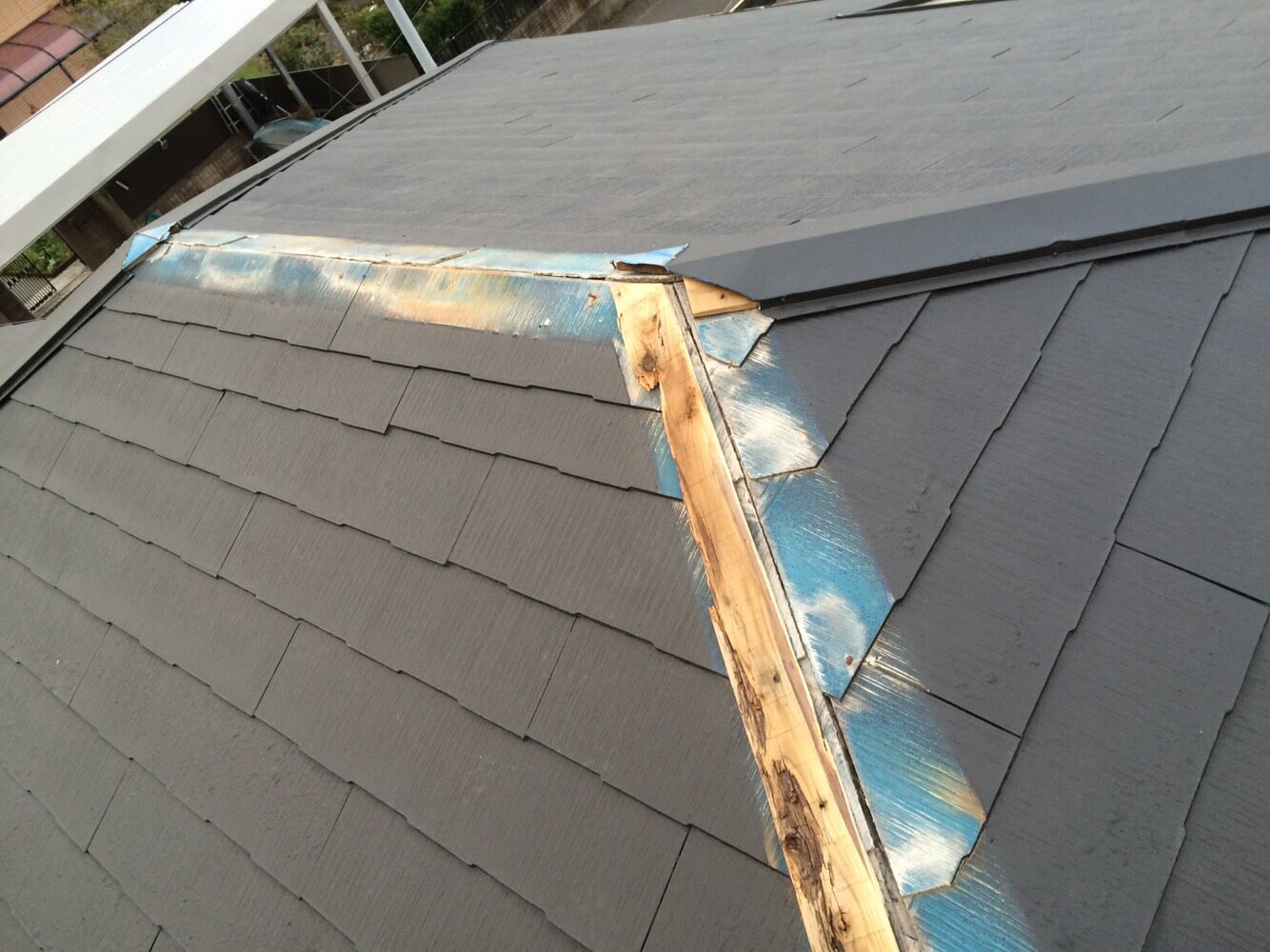 トタン屋根の棟板金の剥がれの劣化状態