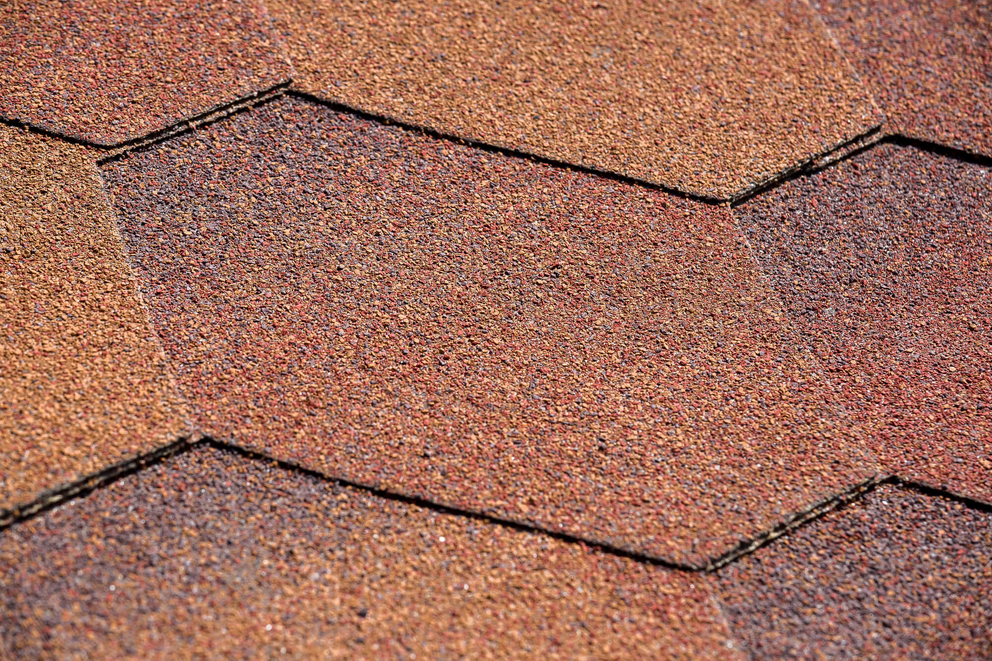 表面の石粒が剥がれやすいアスファルトシングル屋根