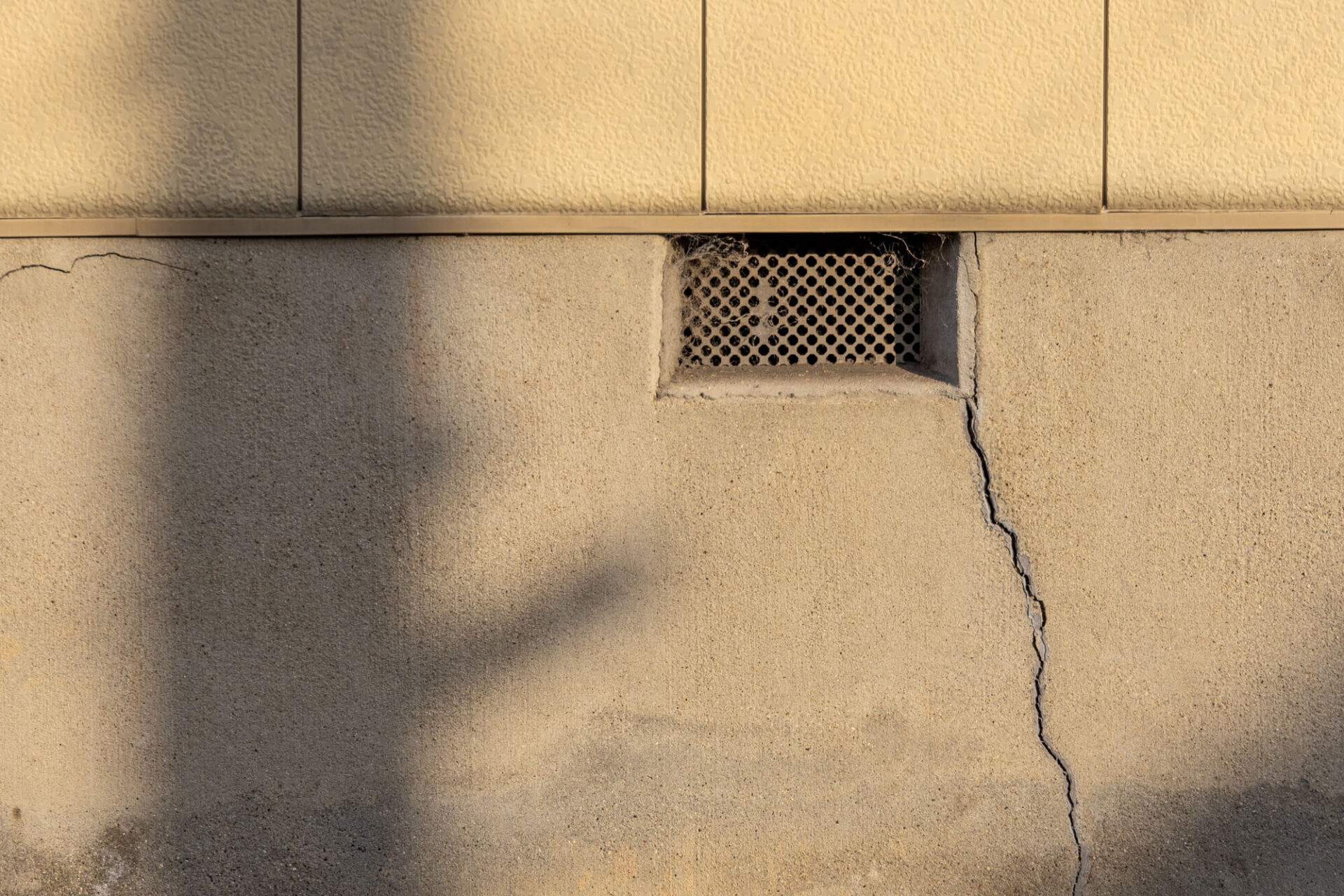 ひび割れが発生しやすいコンクリート外壁