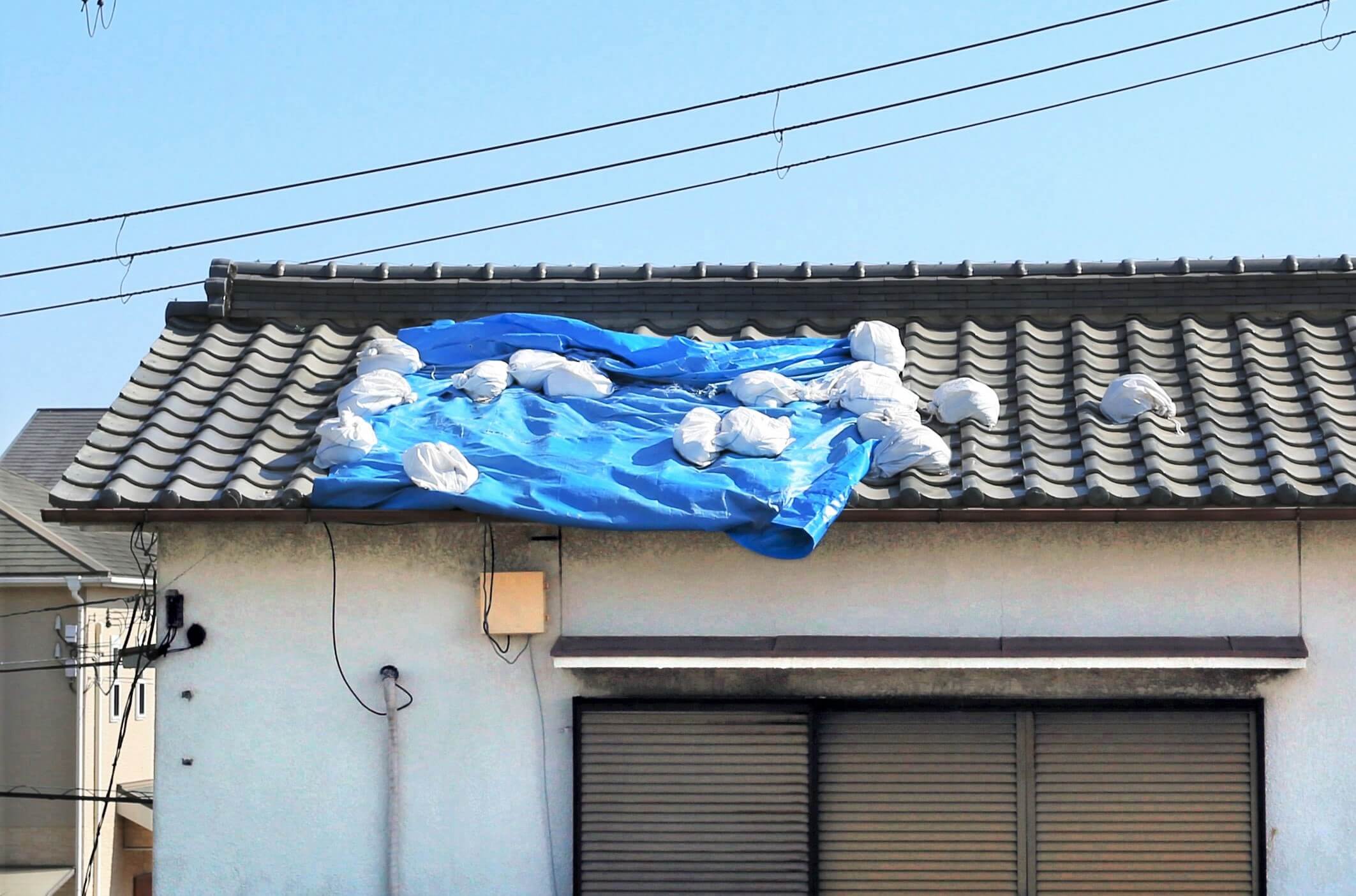 雨漏り修理業者を呼ぶ前にするべき応急処置