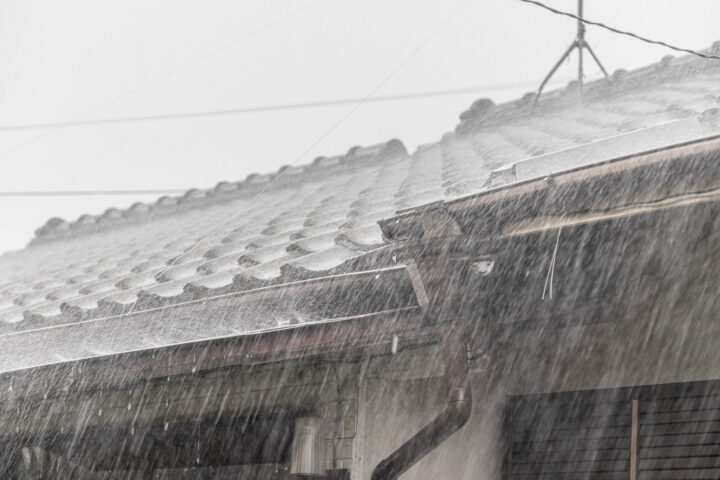 雨漏りは経年劣化が原因？雨漏りが起こりやすい築年数の目安や修理方法について