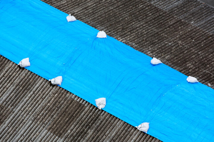 工場や倉庫から雨漏りが発生した時の対処法とは？原因や修理の費用相場について