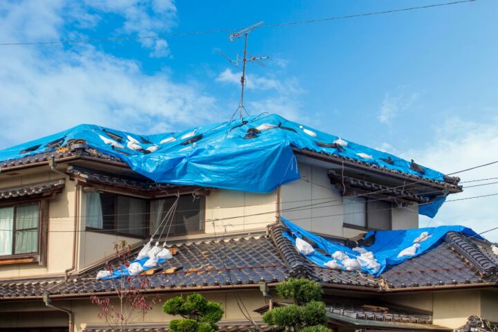 地震が原因で雨漏り発生！気を付けたい二次被害や保険の適用について