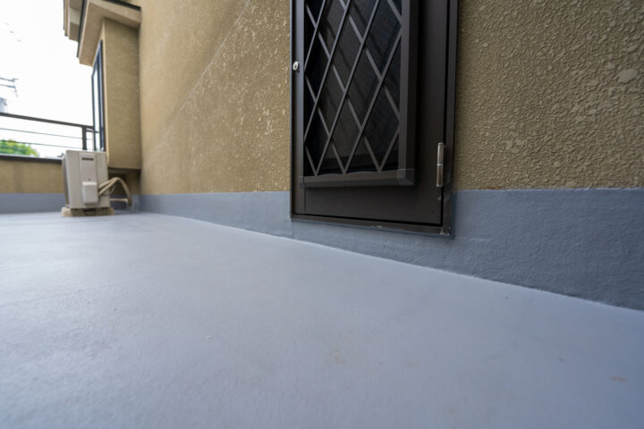 ベランダやバルコニーで雨漏りが起こる原因とは？対処方法や業者選びのポイントについて