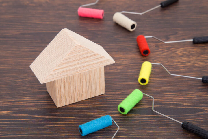 屋根塗装で使う塗料の種類とは？それぞれの特徴や耐用年数について