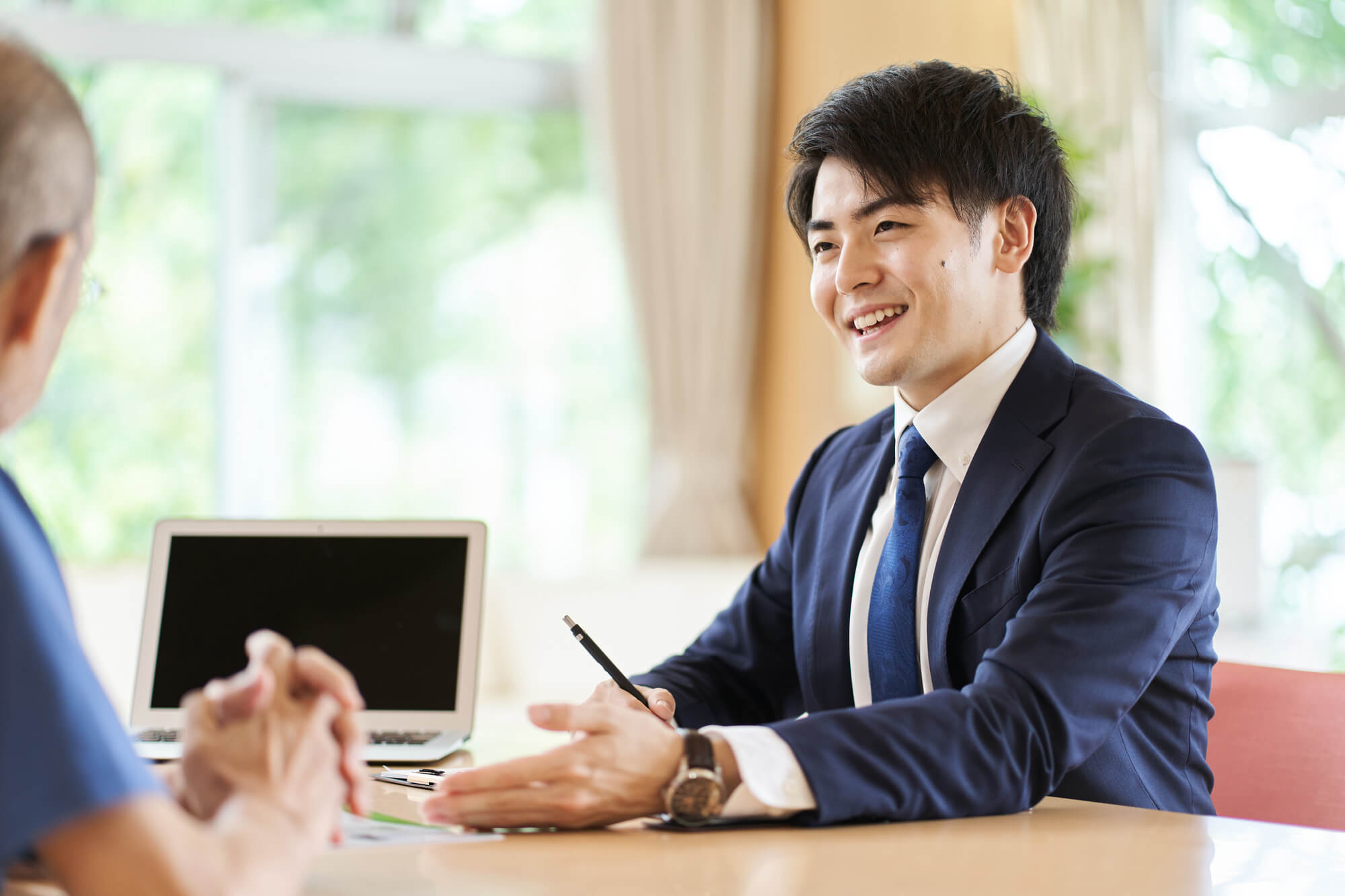 「塗装で雨漏りが直る」と営業する業者