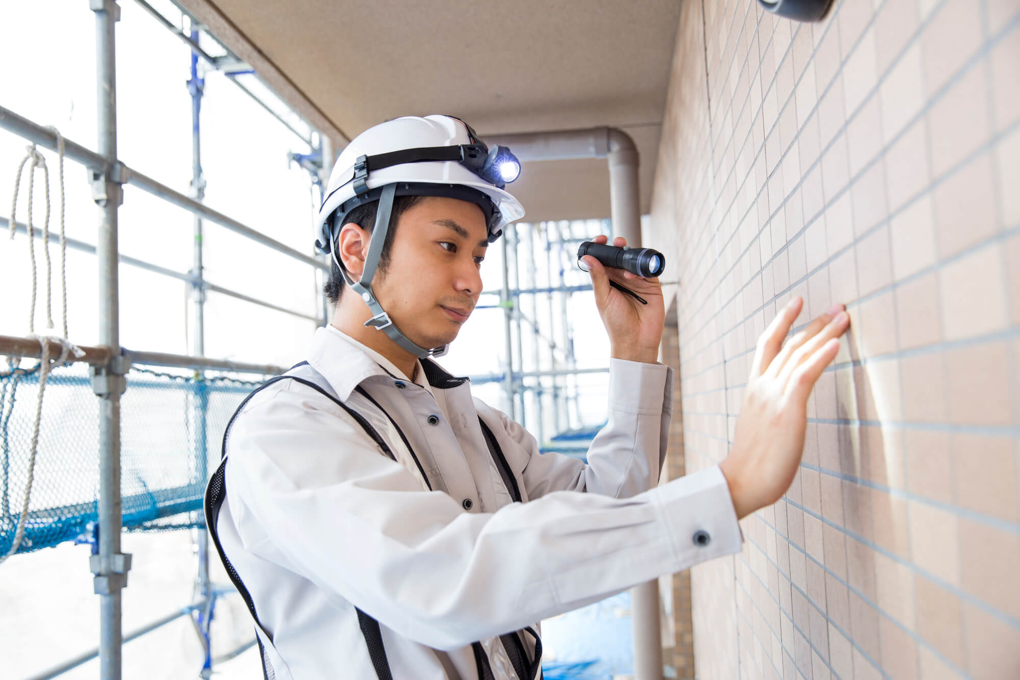 外壁の状態を点検する作業員