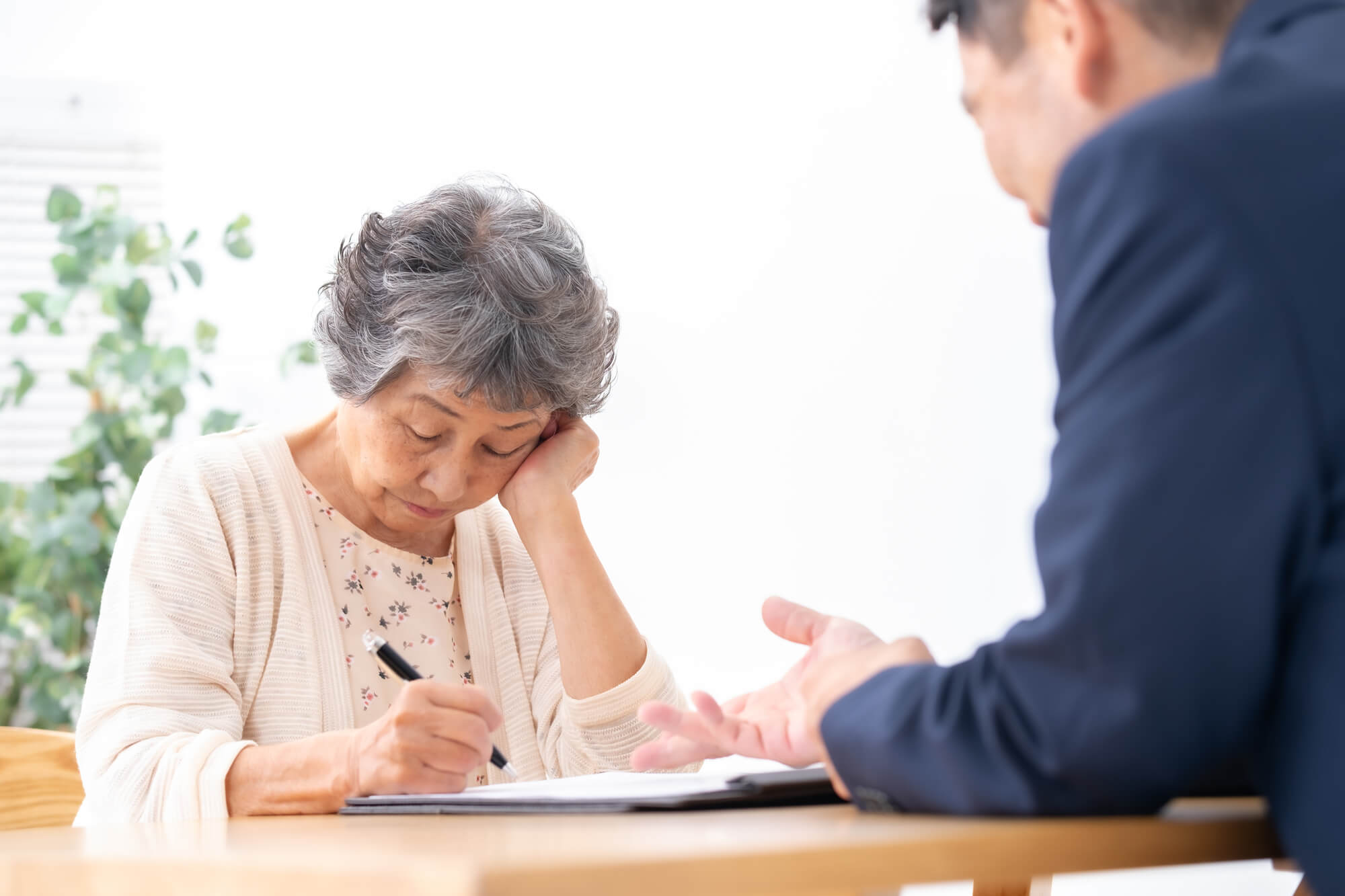 外壁塗装の訪問販売や契約トラブルに注意するイメージ