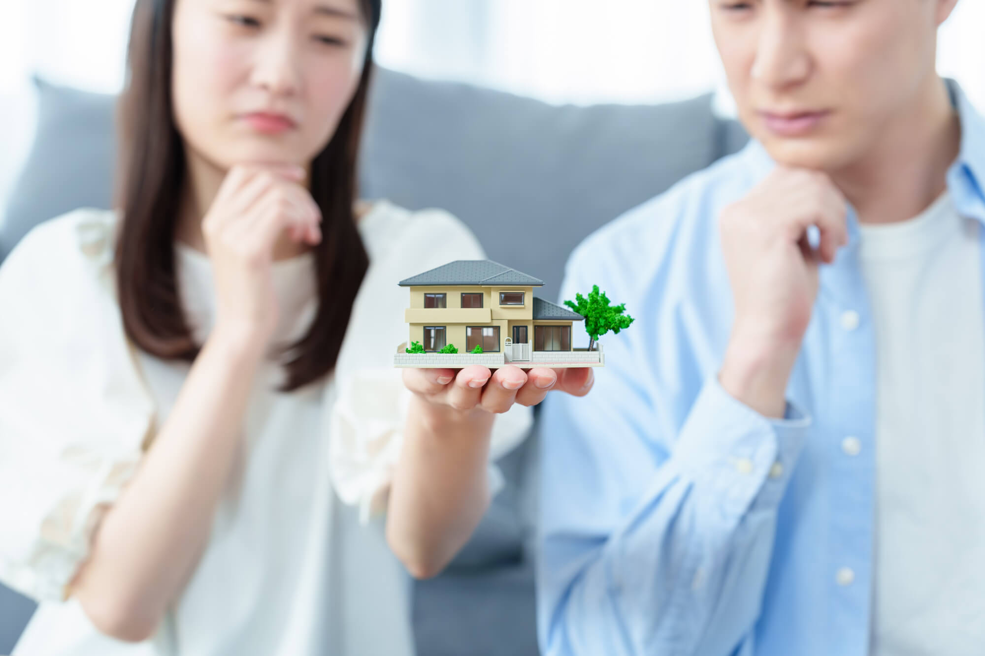 外壁塗装トラブルの相談先を確認するイメージ
