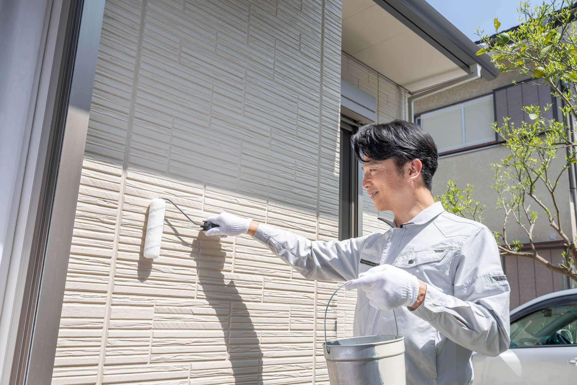 外壁塗装の保証内容を確認するイメージ