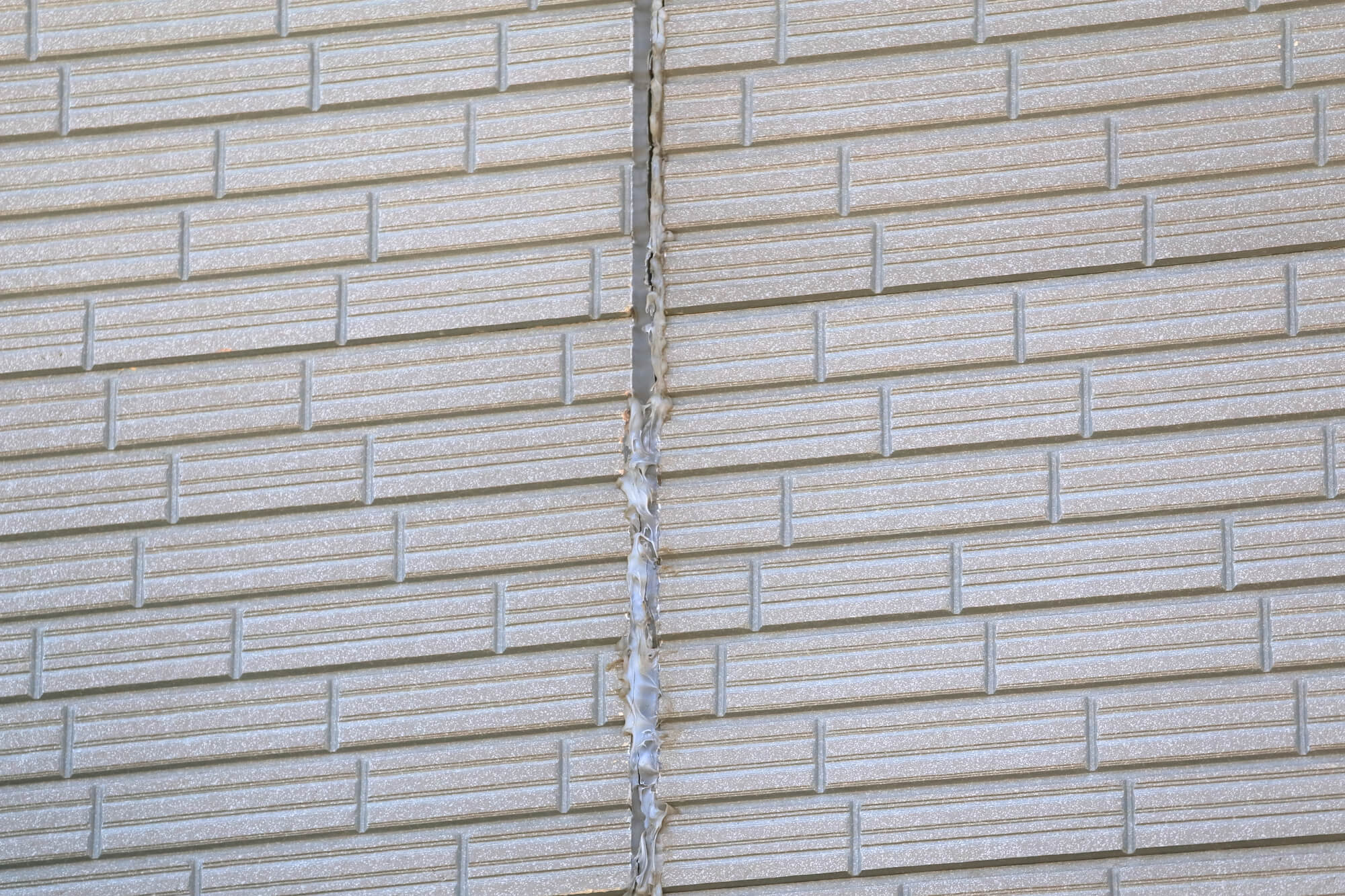 外壁のひび割れや雨漏りリスクを確認する住宅外壁